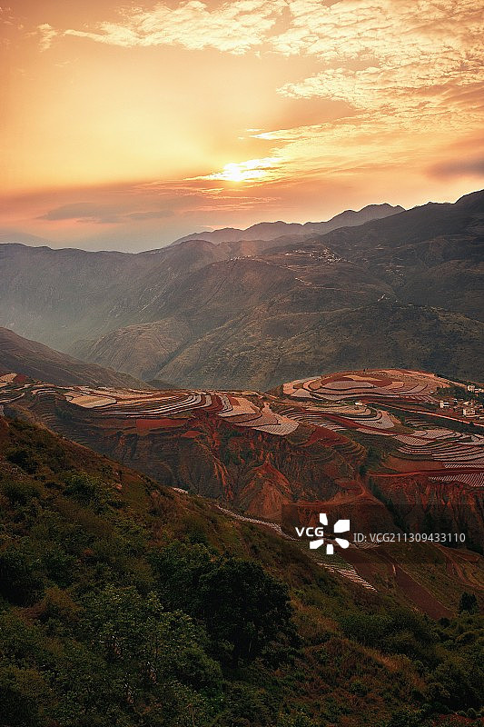 红土地落霞沟图片素材