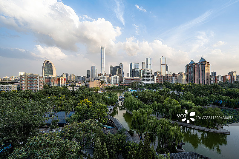 蓝天白云下的北京国贸CBD与团结湖公园图片素材