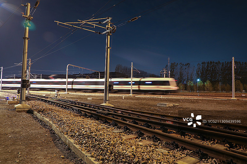 地铁列车夜晚行驶图片素材