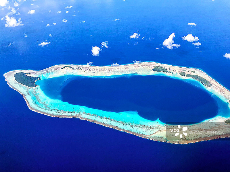 从夏威夷到关岛的航班上俯瞰窗外 无数美到令人窒息的环礁和泻湖图片素材