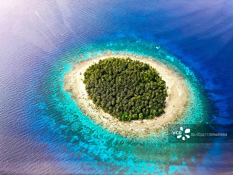 从夏威夷到关岛的航班上俯瞰窗外 无数美到令人窒息的环礁和泻湖图片素材