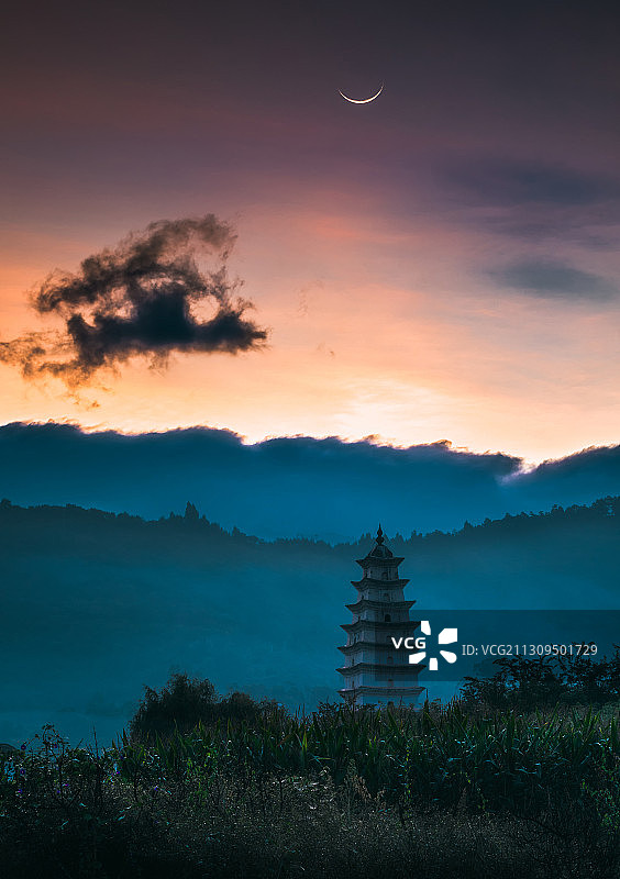 文笔弯月  中国历史文化名城巍山文笔塔晨曦图片素材