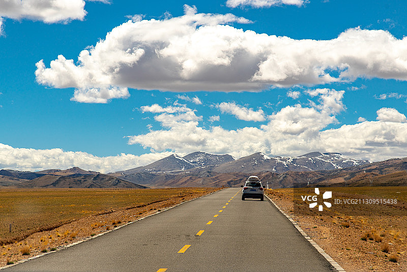 青藏高原行驶中的汽车图片素材