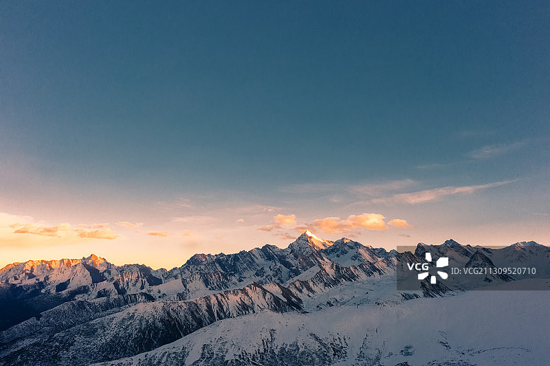 雪宝顶夕照金山图片素材