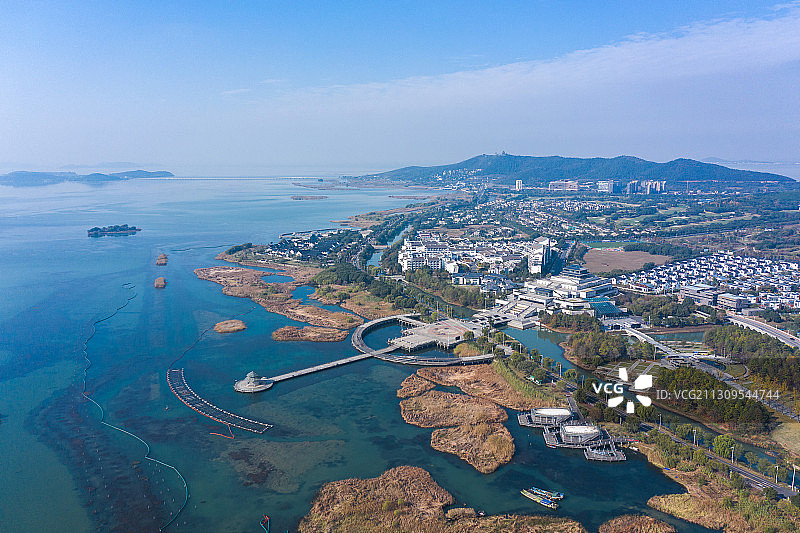 航拍苏州太湖旅游度假区，秋天太湖美景尽收眼底。图片素材