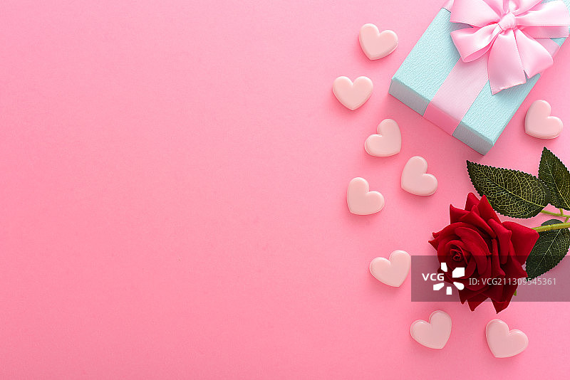 情人节粉色背景上的玫瑰花和礼物图片素材