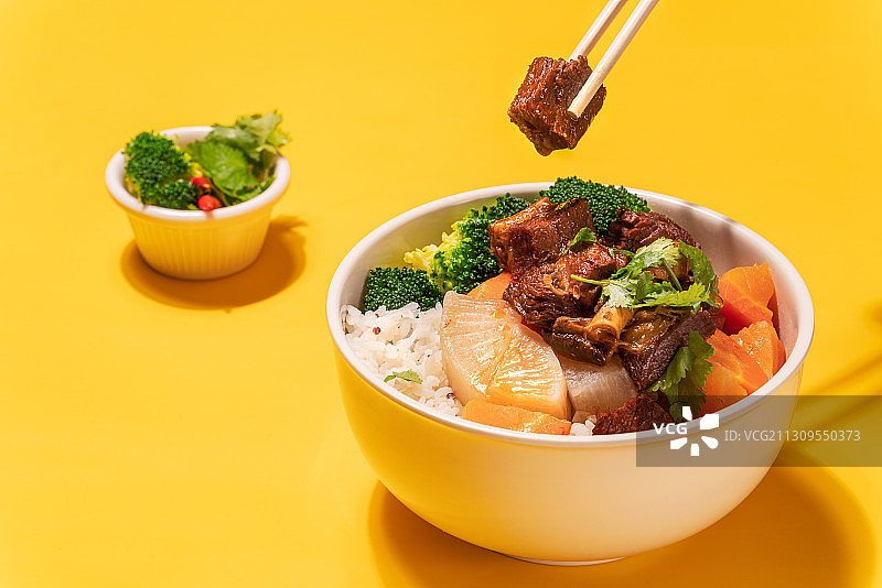 手拿筷子夹美味的牛肉饭图片素材