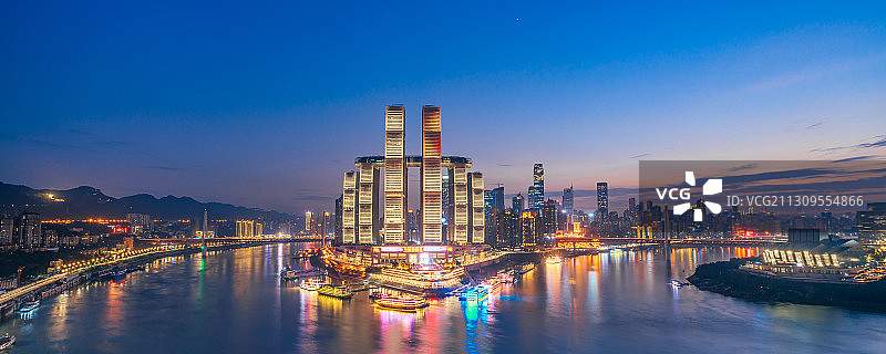 中国重庆朝天门沿岸高楼和重庆大剧院慢门夜景图片素材