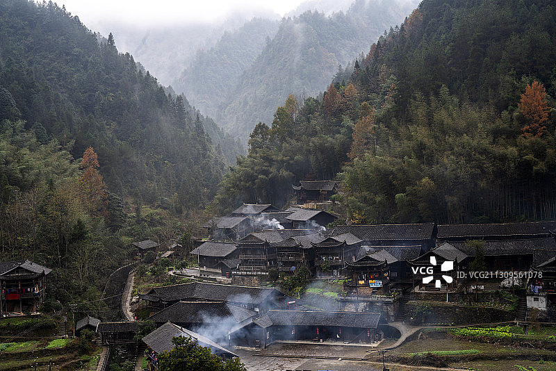 鄂渝湘黔边界上的土家建筑“活化石”，宣恩彭家寨吊脚楼群更显魅图片素材