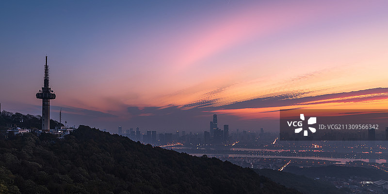 湖南省长沙市岳麓山信号塔与城市风光全景天际线朝霞火烧云图片素材