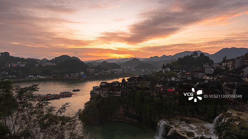 湖南省湘西州永顺县芙蓉镇风景夕阳火烧云全景图片素材