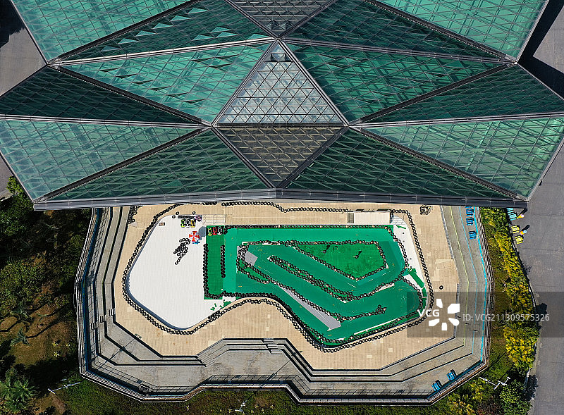广东省深圳市龙岗区大运体育中心体育馆游泳馆和门前卡丁车航拍图片素材