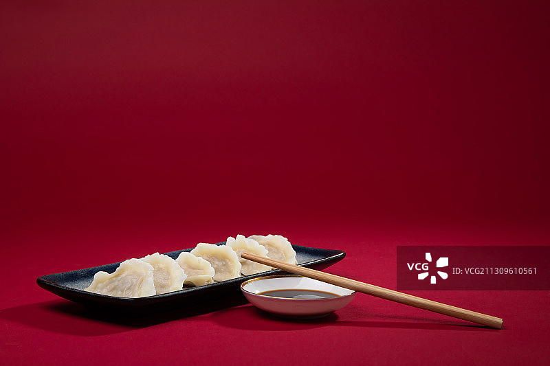红色背景吃饺子图片素材