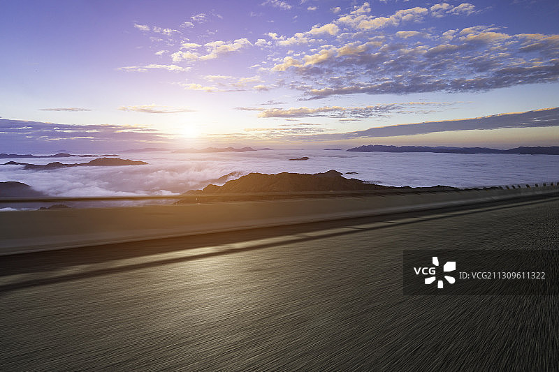 云海日出前的一条动感柏油路图片素材