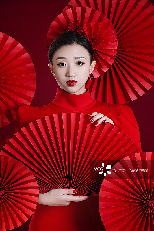 中国红,折扇,年青女人,时装模特图片素材