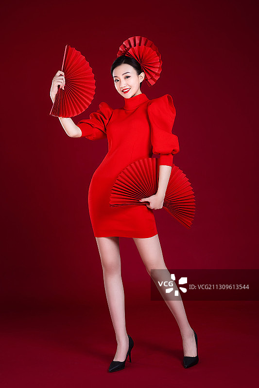 中国红,折扇,年青女人,时装模特图片素材