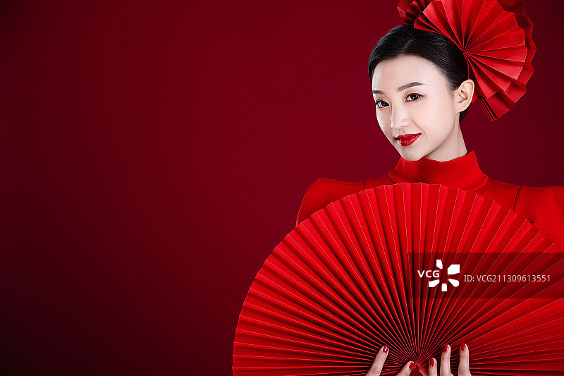中国红,折扇,年青女人,时装模特图片素材