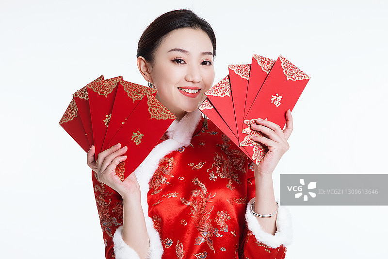 年轻女子拿着红包笑容灿烂图片素材