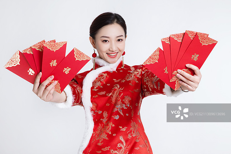 穿唐装的年青女子拿着红包图片素材