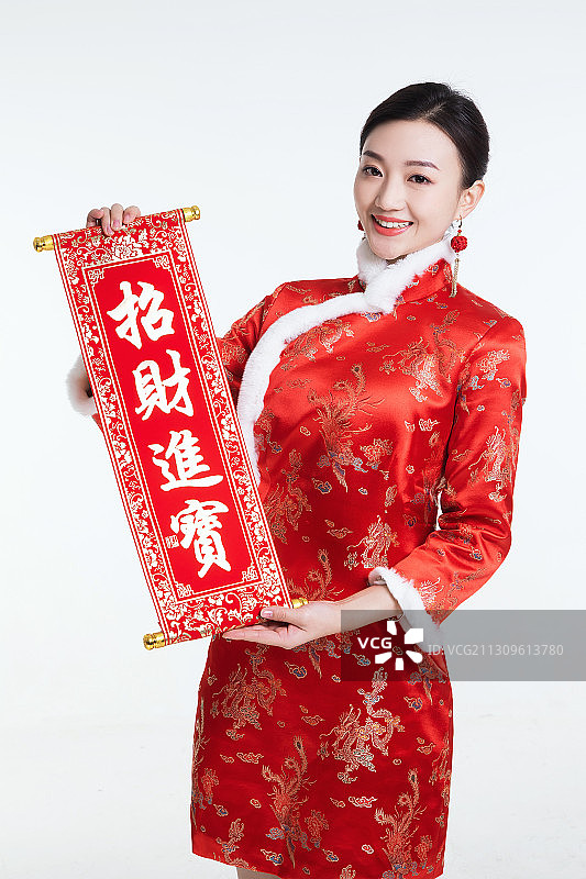 穿唐装的女子手举对联图片素材