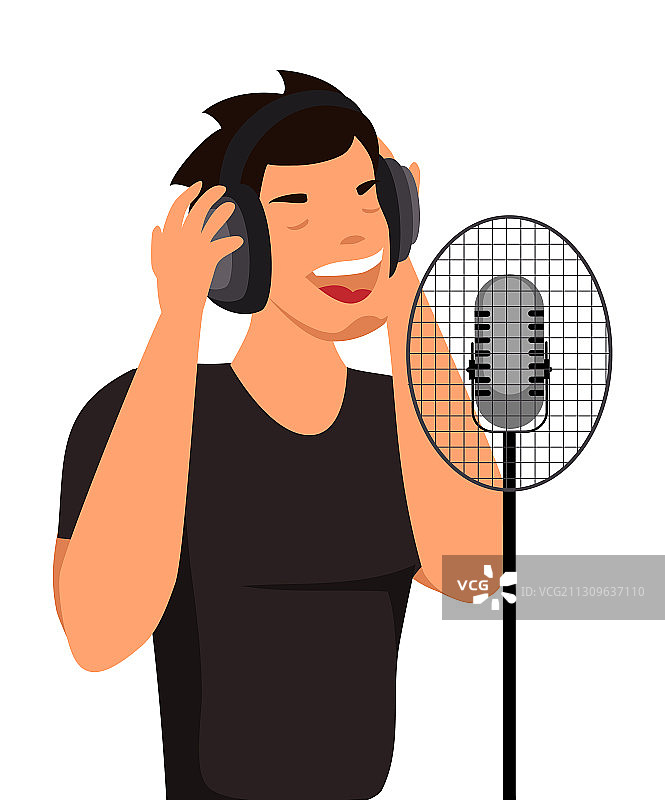 戴着耳机用麦克风唱歌的青年男子图片素材