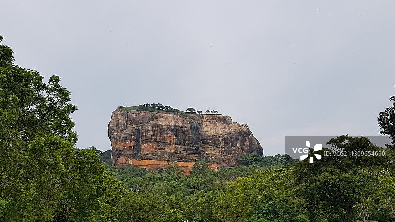 斯里兰卡锡吉里耶岩层仰视景观图片素材
