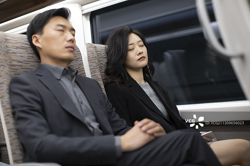 成功商务人士在高铁上休息图片素材
