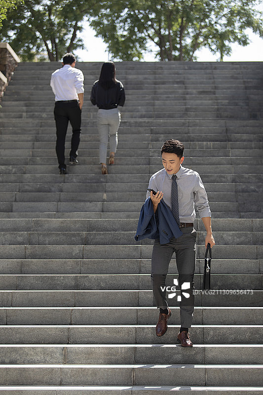 商务男子沿着台阶向下走图片素材