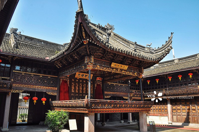 宁波天一阁秦氏支祠戏台 浙东朱金木雕图片素材