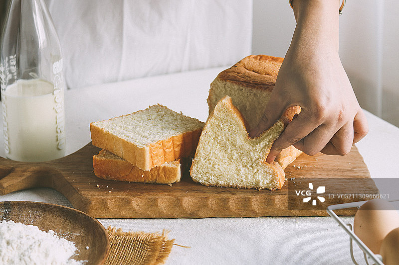 手捏柔软吐司面包图片素材