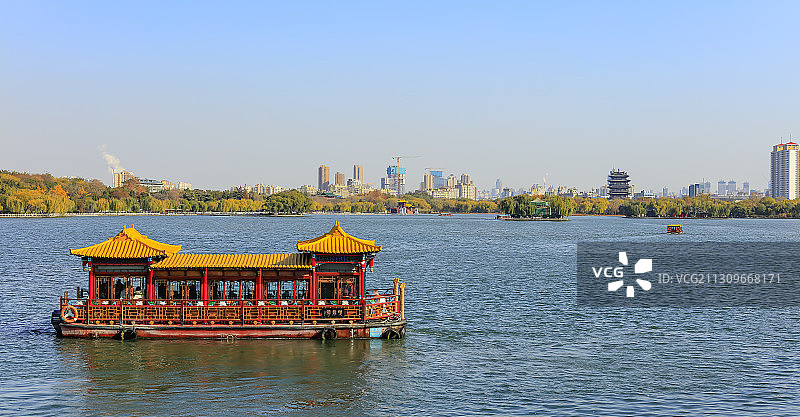 大明湖上游船图片素材