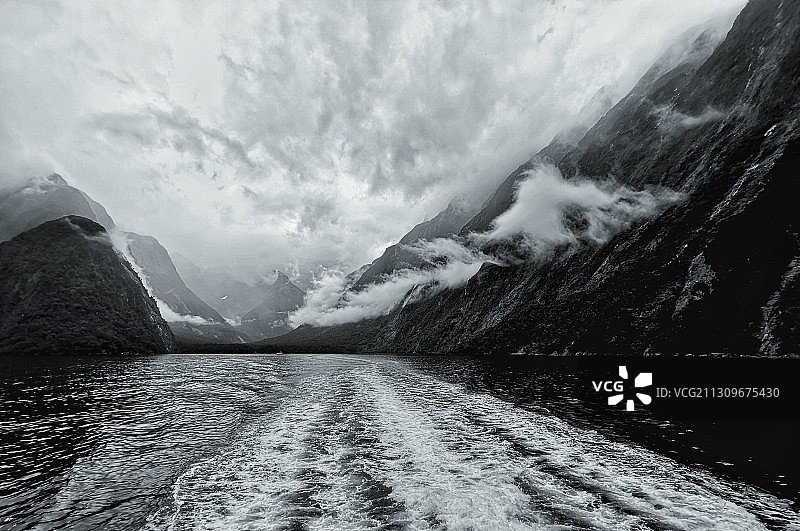 云雾缭绕图片素材