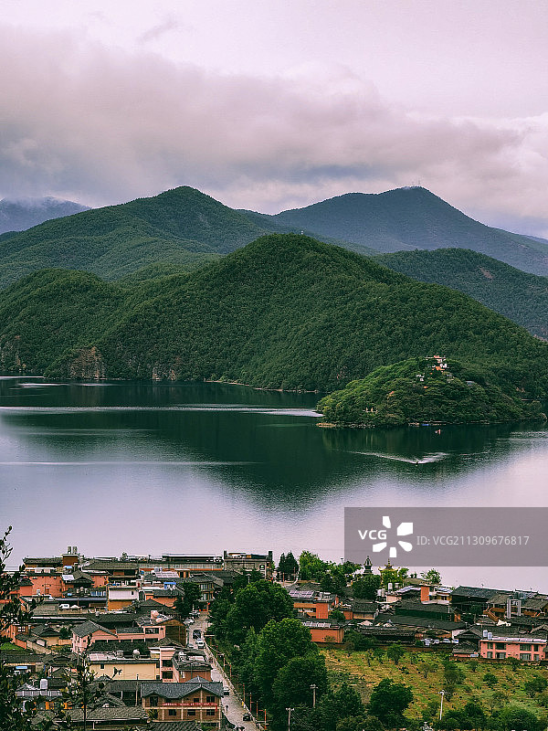 初夏的泸沽湖美景图片素材