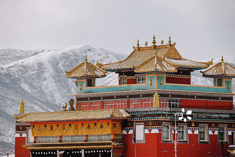 雪山下的古寺图片素材
