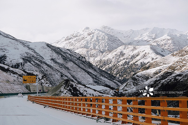 雪山脚下图片素材