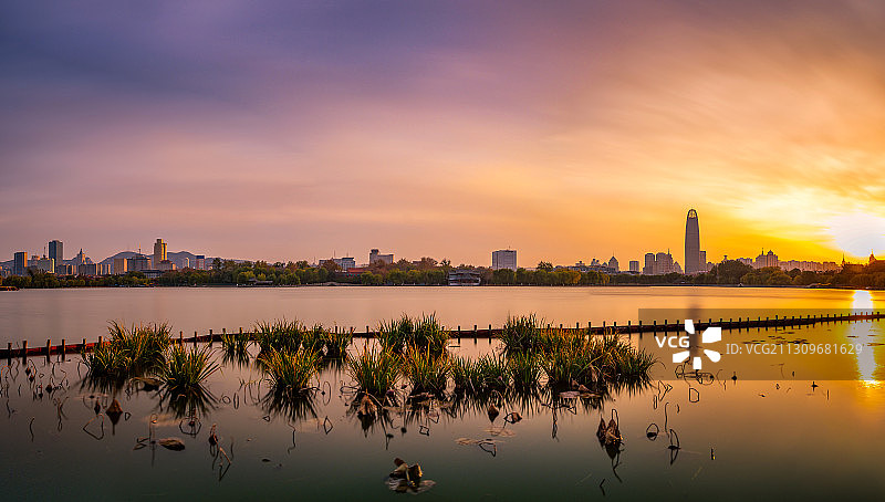 夕阳下的大明湖和济南城市全景图片素材