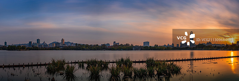 多云傍晚夕阳下的大明湖和济南全景图片素材
