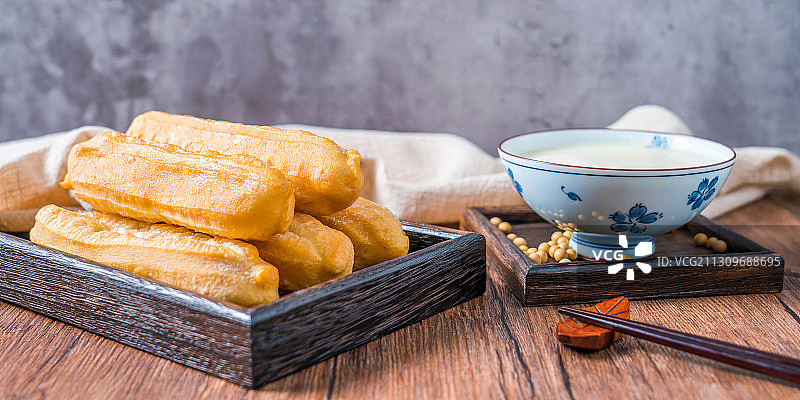 中国传统早餐油条豆浆图片素材