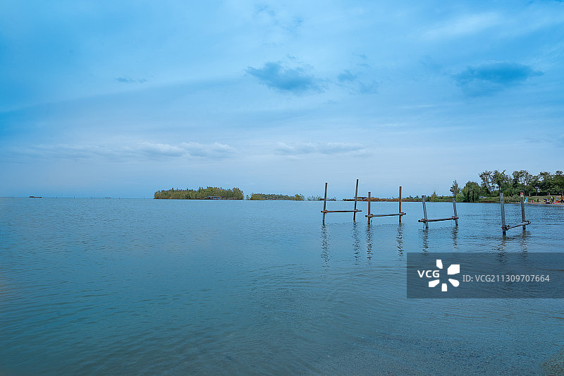 蓝色骆马湖+江苏省宿迁市宿豫区滨湖公园景区碧湖银滩图片素材