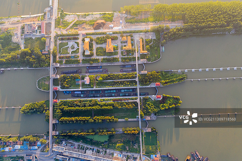 夕阳下的皂河船闸+江苏省宿迁市宿豫区皂河镇京杭大运河图片素材