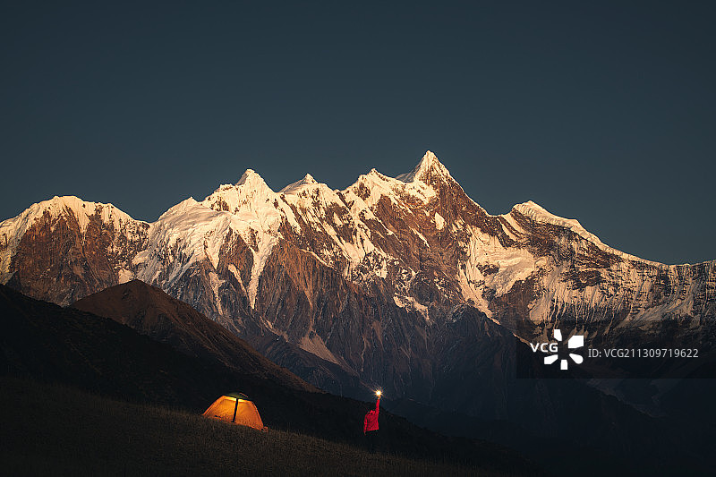 照亮了整座山图片素材