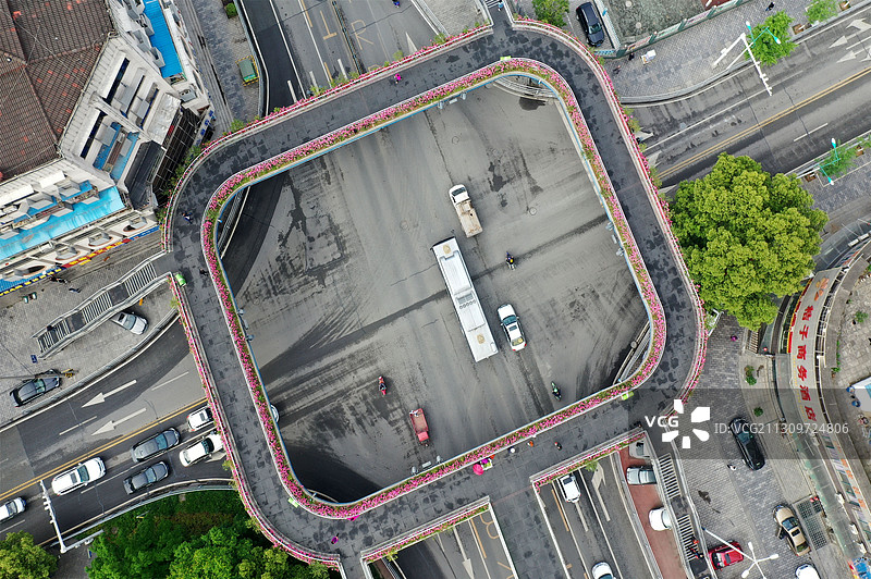 开满鲜花的城市人行天桥图片素材