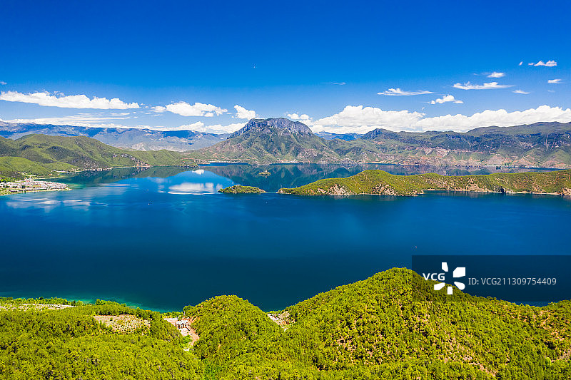 云南丽江泸沽湖和格姆女神山全景航拍自然风光图片素材