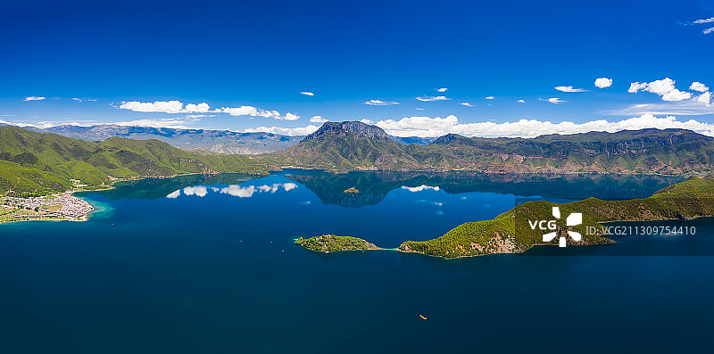 云南丽江泸沽湖和格姆女神山全景航拍自然风光图片素材