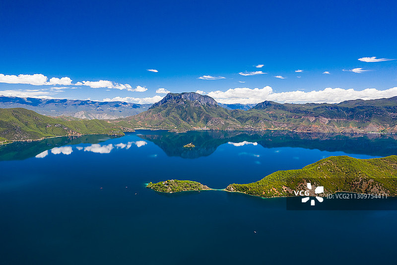 云南丽江泸沽湖和格姆女神山全景航拍自然风光图片素材