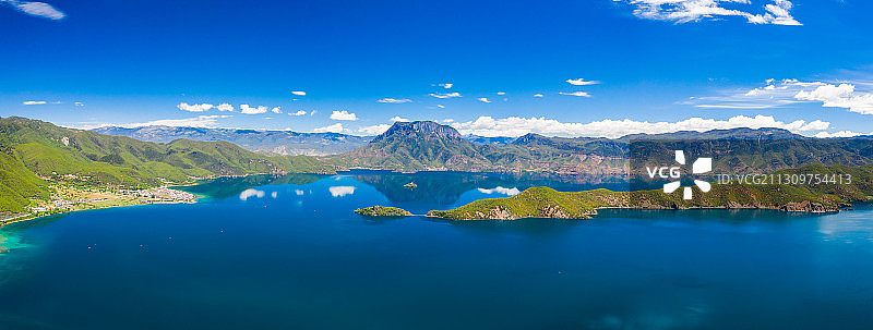 云南丽江泸沽湖和格姆女神山全景航拍自然风光图片素材