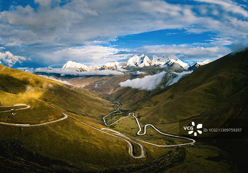 中国西藏山南市洛扎县库拉岗日雪山自然风光图片素材