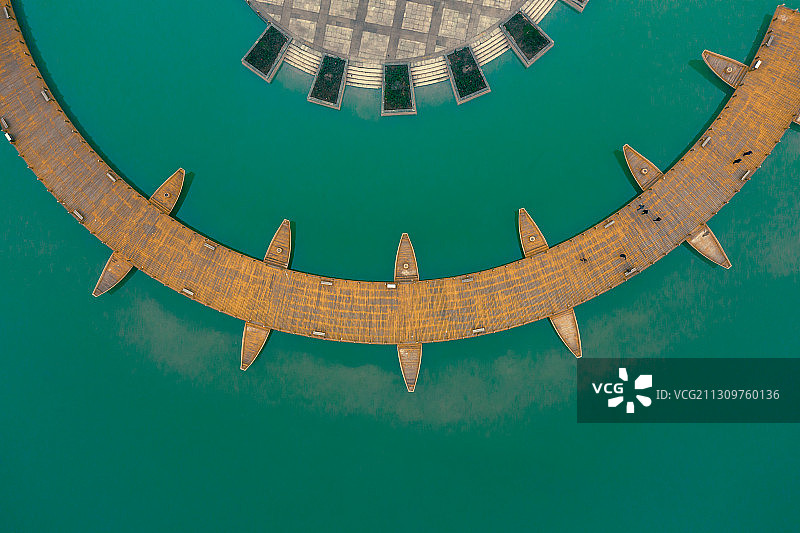 亚洲中国河南省焦作市龙源湖公园木栈道图片素材