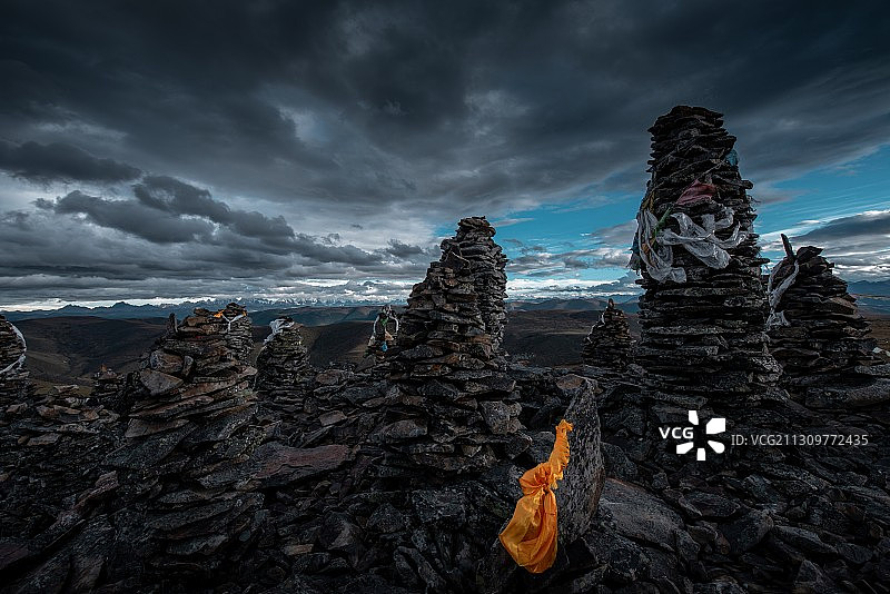 挂满经幡的神秘黑石城与远处的贡嘎雪山图片素材
