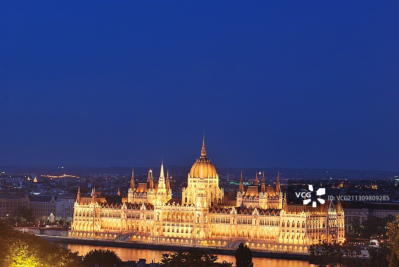 布达佩斯多瑙河边的匈牙利国会大厦,越夜越美丽图片素材